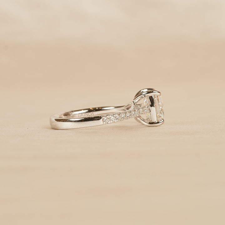 Lilly – Auf Lager – Kissenförmiger Solitärring mit im Labor gezüchtetem Diamanten, Kathedralenfassung und Pavé-Band