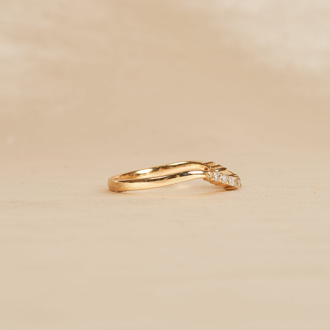Kate - In Stock - Curved Row Ring with Baguette and Round Brilliant Cut Lab Grown Diamonds - 18K Yellow Gold - 0,19 ct