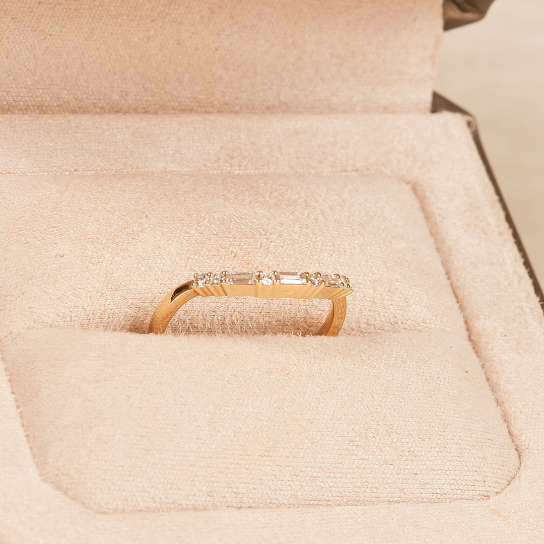 Kate - In Stock - Curved Row Ring with Baguette and Round Brilliant Cut Lab Grown Diamonds - 18K Yellow Gold - 0,19 ct