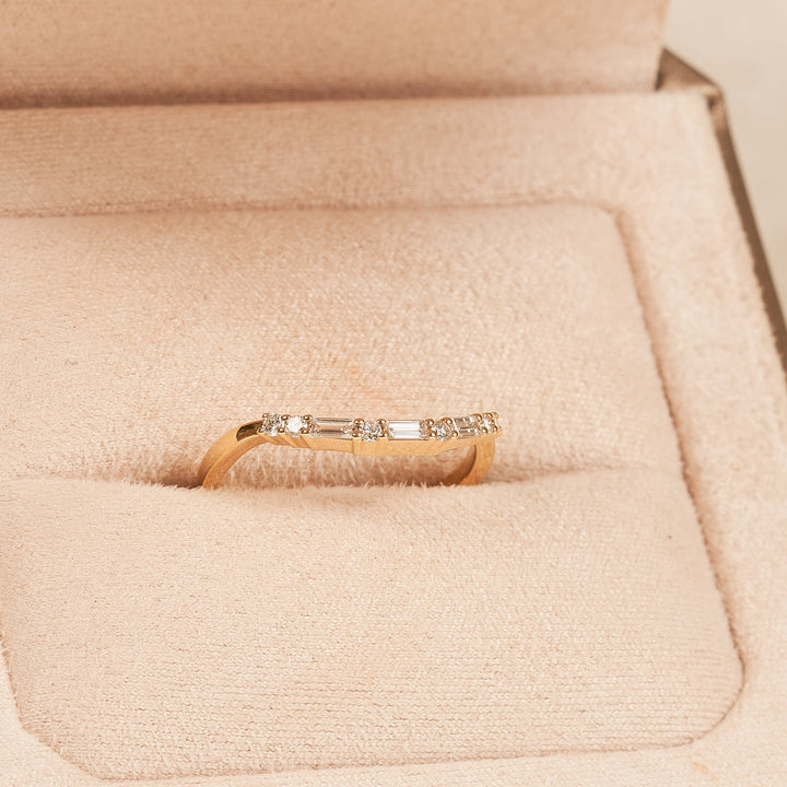 Kate - In Stock - Curved Row Ring with Baguette and Round Brilliant Cut Lab Grown Diamonds - 18K Yellow Gold - 0,19 ct