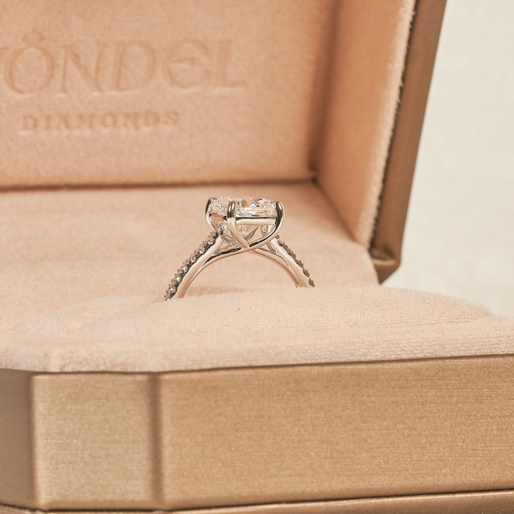 Lilly – Auf Lager – Kissenförmiger Solitärring mit im Labor gezüchtetem Diamanten, Kathedralenfassung und Pavé-Band