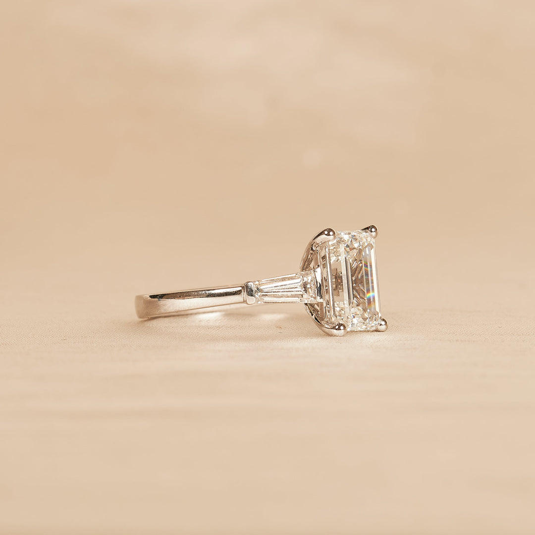 Alyssa - In Stock - Emerald Baguette Trilogyy Lab Grown Diamond Ring - 18k White Gold - 2,72 ct