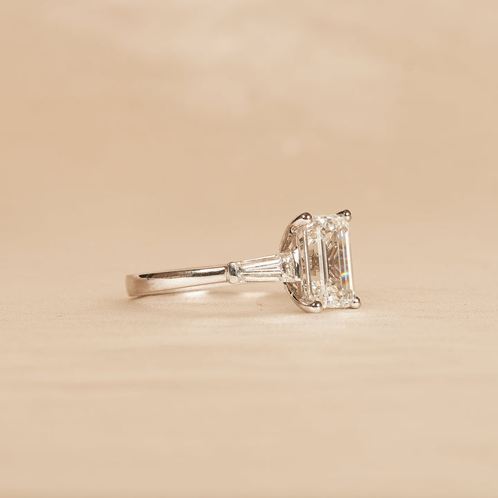 Alyssa - In Stock - Emerald Baguette Trilogyy Lab Grown Diamond Ring - 18k White Gold - 2,72 ct