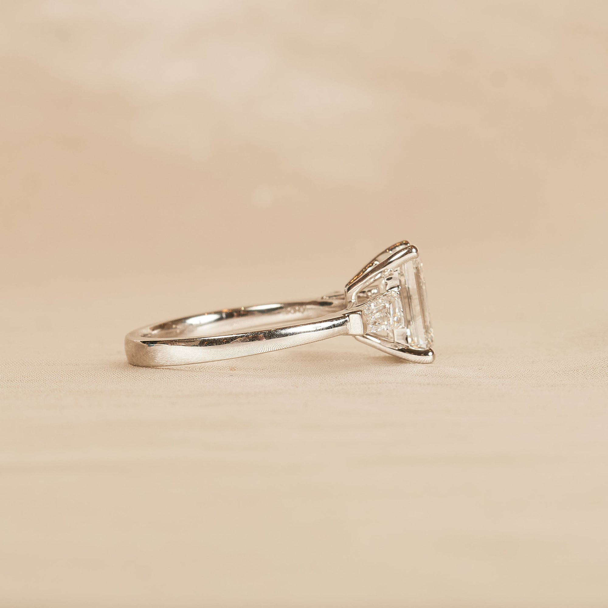 Alyssa - In Stock - Emerald Baguette Trilogyy Lab Grown Diamond Ring - 18k White Gold - 2,72 ct