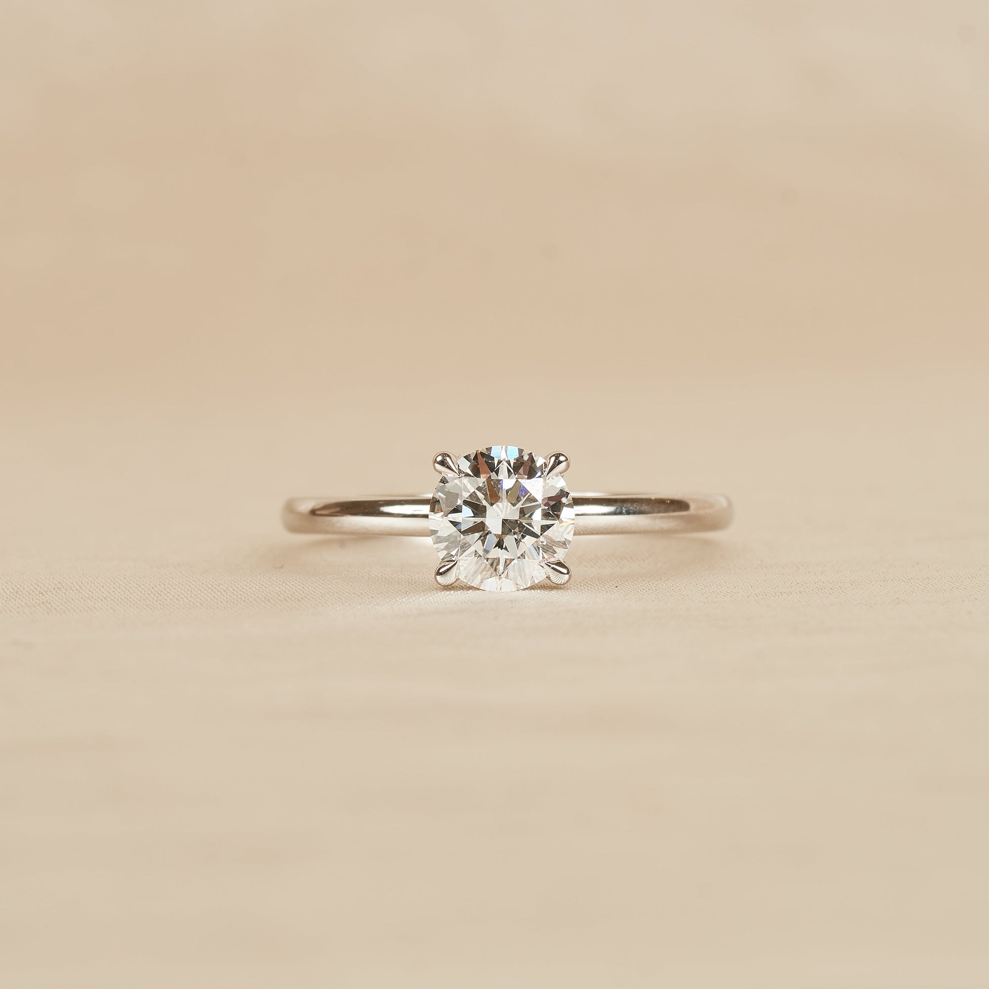 Lisa - In Stock - Round Solitair Lab Grown Diamond Ring with Hidden Halo - 18K White Gold - 1,07 ct