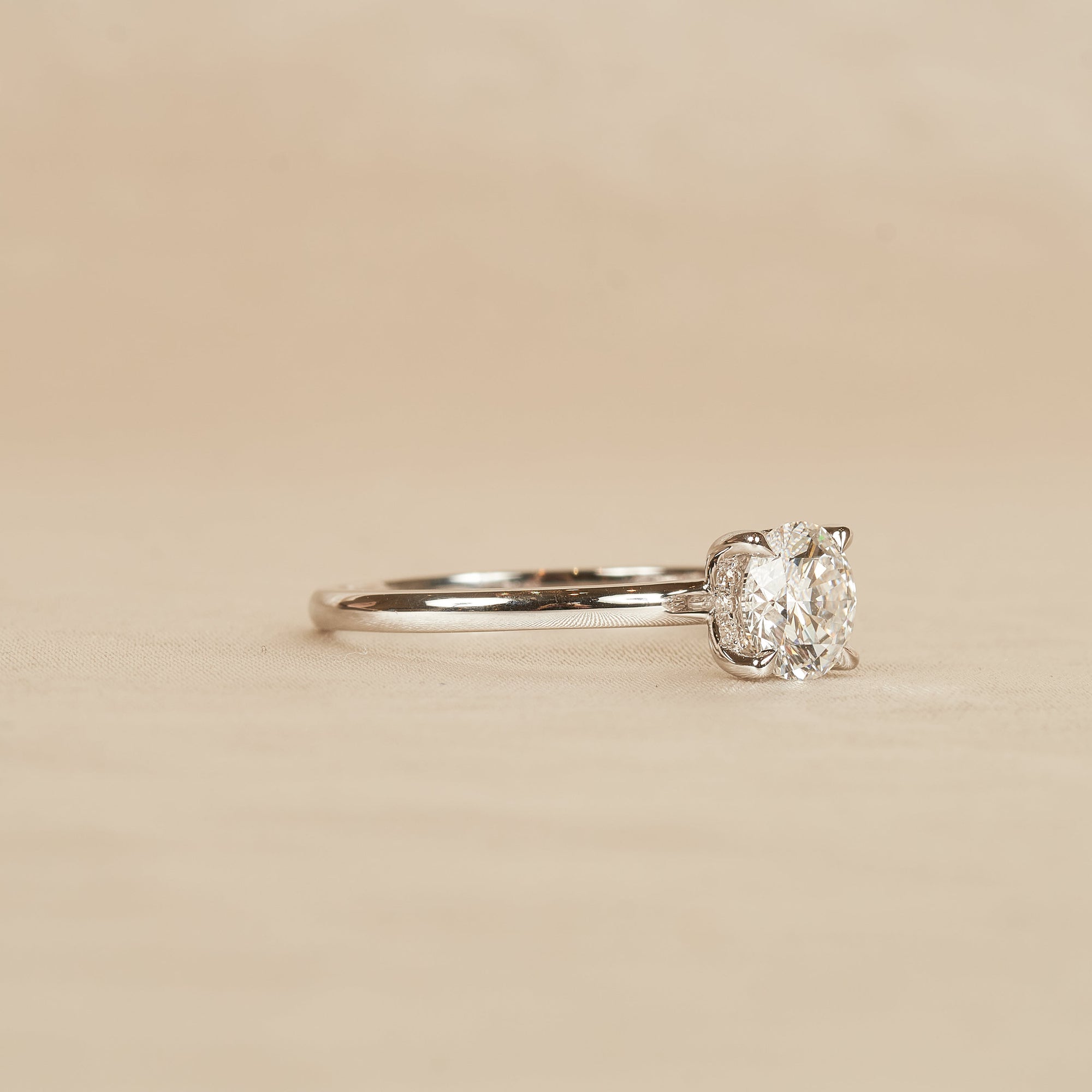 Lisa - In Stock - Round Solitair Lab Grown Diamond Ring with Hidden Halo - 18K White Gold - 1,07 ct