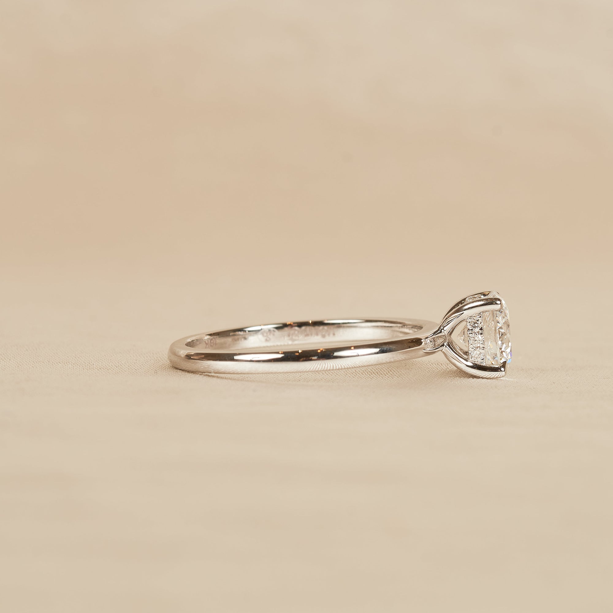 Lisa - In Stock - Round Solitair Lab Grown Diamond Ring with Hidden Halo - 18K White Gold - 1,07 ct