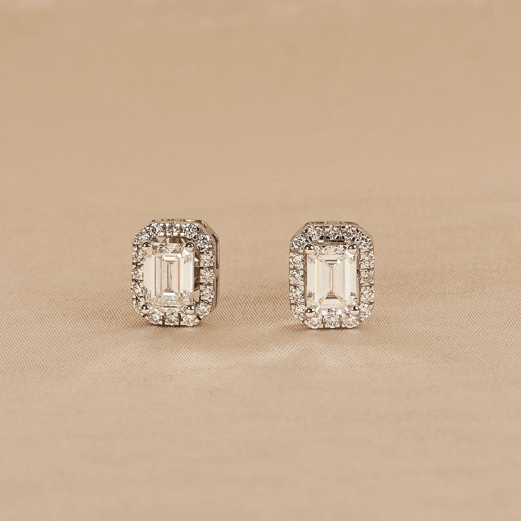 Yasmine - In Stock - Emerald Halo Lab Grown Diamond Stud Earrings - 18K White Gold - 1,73 ct