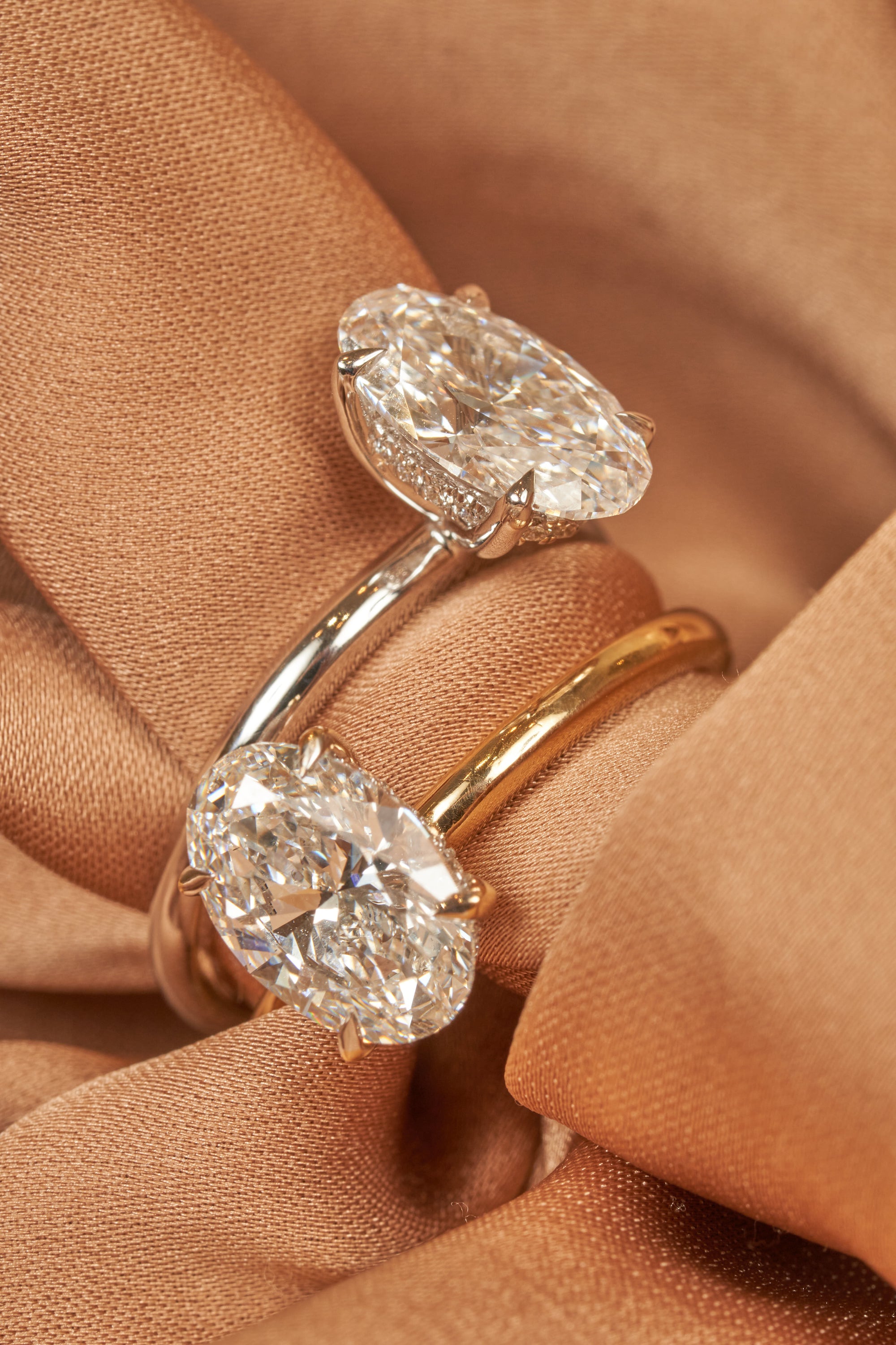 Lisa - In Stock - Oval Lab Grown Diamond Ring Solitair with Hidden Halo - 18K White Gold - 2,15 ct