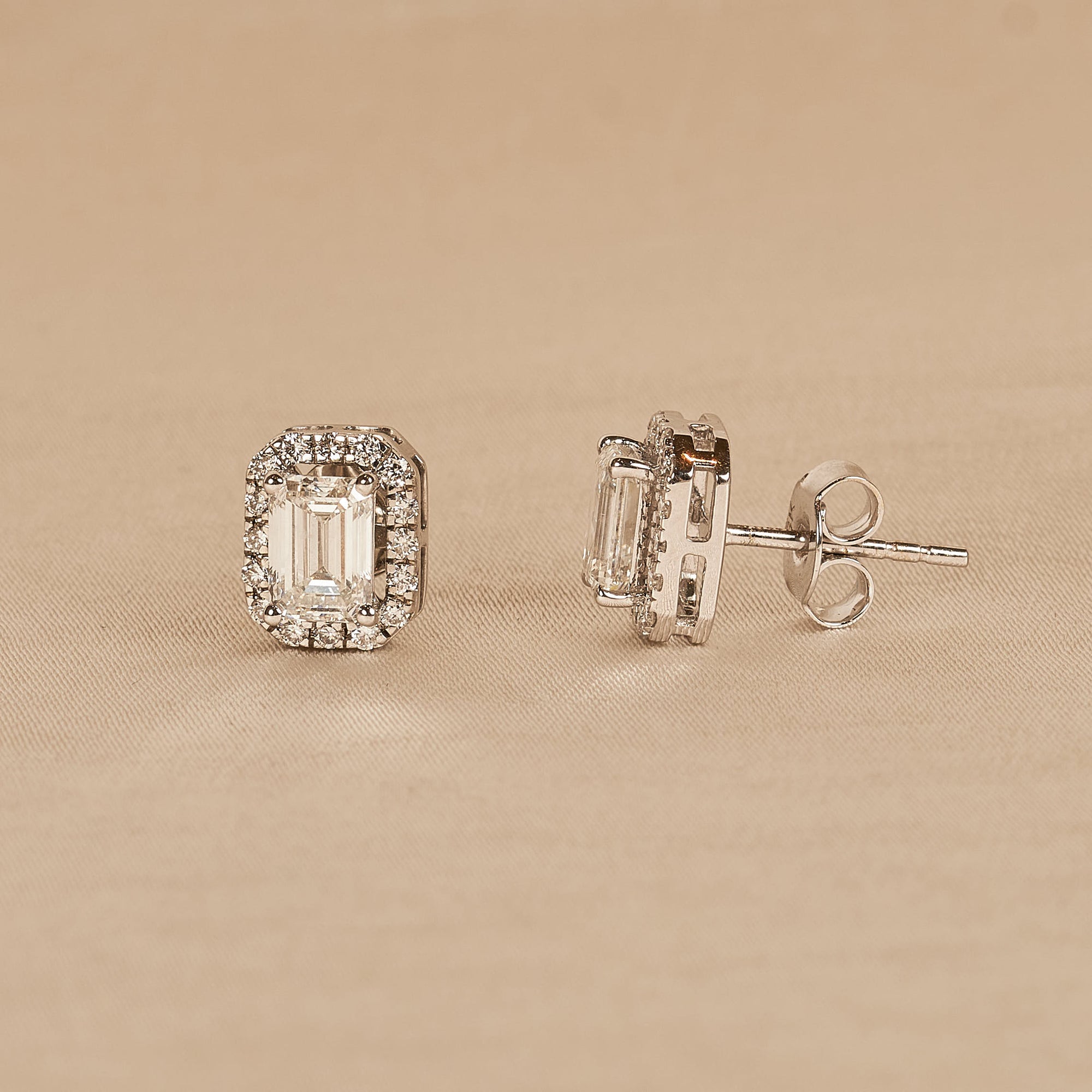 Yasmine - In Stock - Emerald Halo Lab Grown Diamond Stud Earrings - 18K White Gold - 1,73 ct