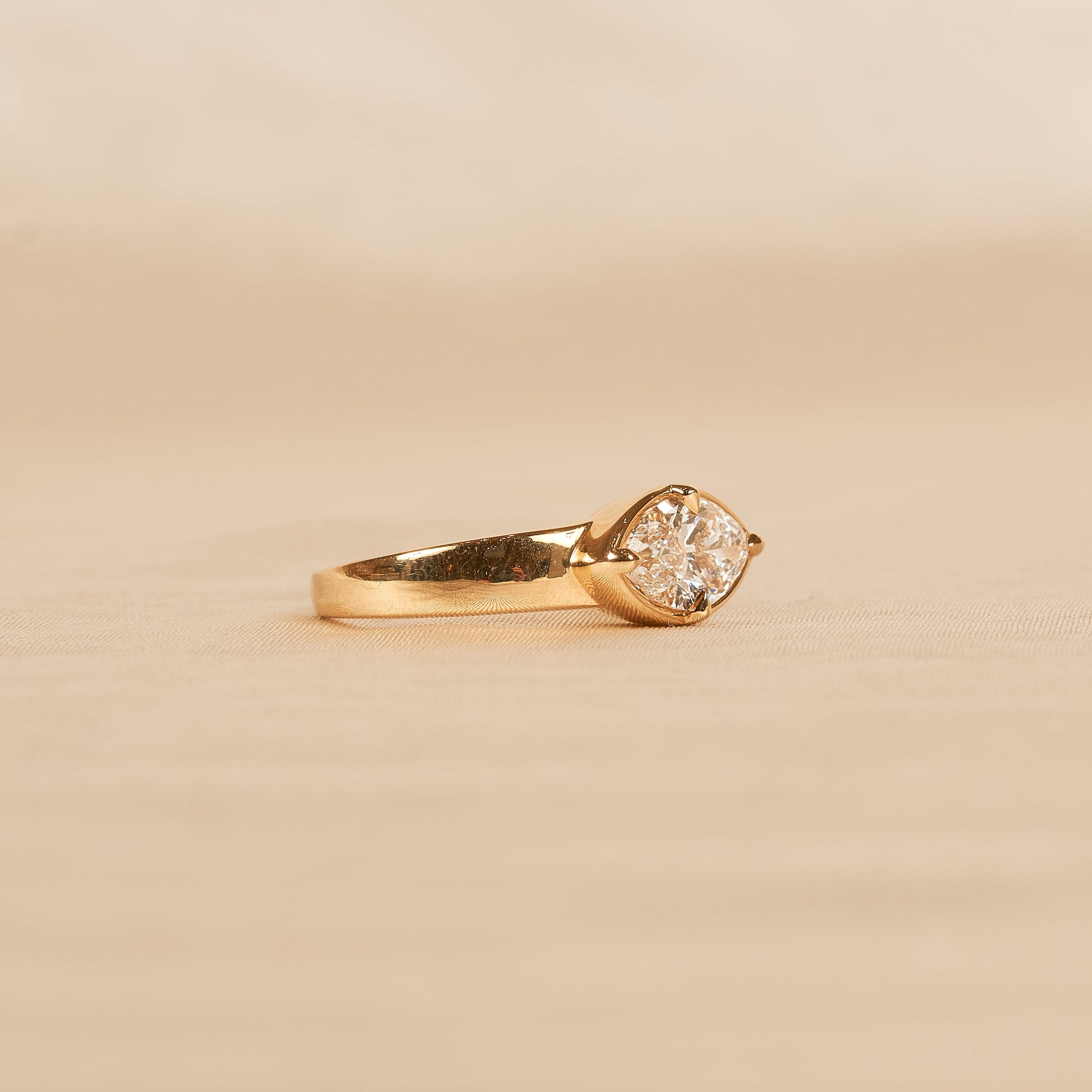 Eloise - In Stock - Marquise Chunky Lab Grown Diamond Pink Ring - 18K Yellow Gold - 1,02 ct