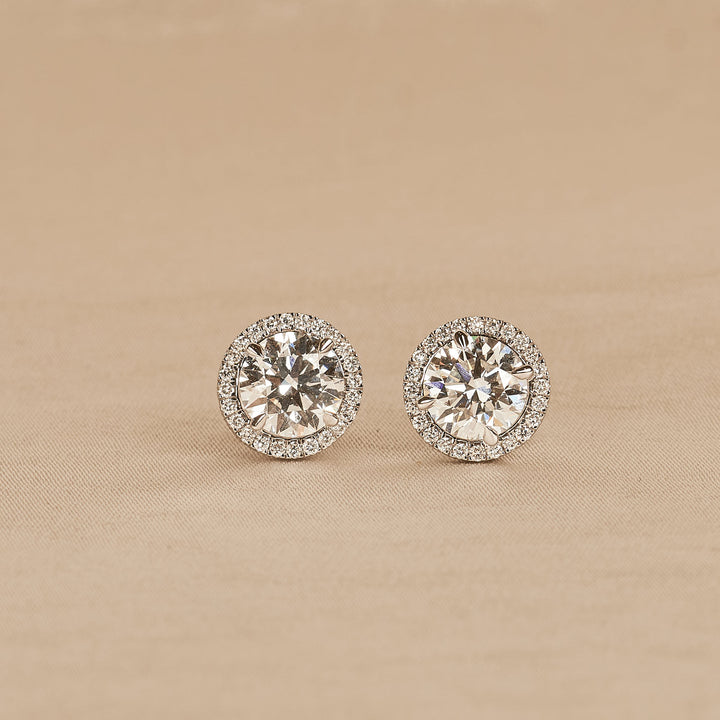 Bibi - In Stock - Round Brilliant Halo Lab Grown Diamond Stud Earrings - 18K Gold - 0,75 ct / 1,79 ct