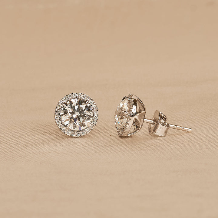 Bibi - In Stock - Round Brilliant Halo Lab Grown Diamond Stud Earrings - 18K Gold - 0,75 ct / 1,79 ct