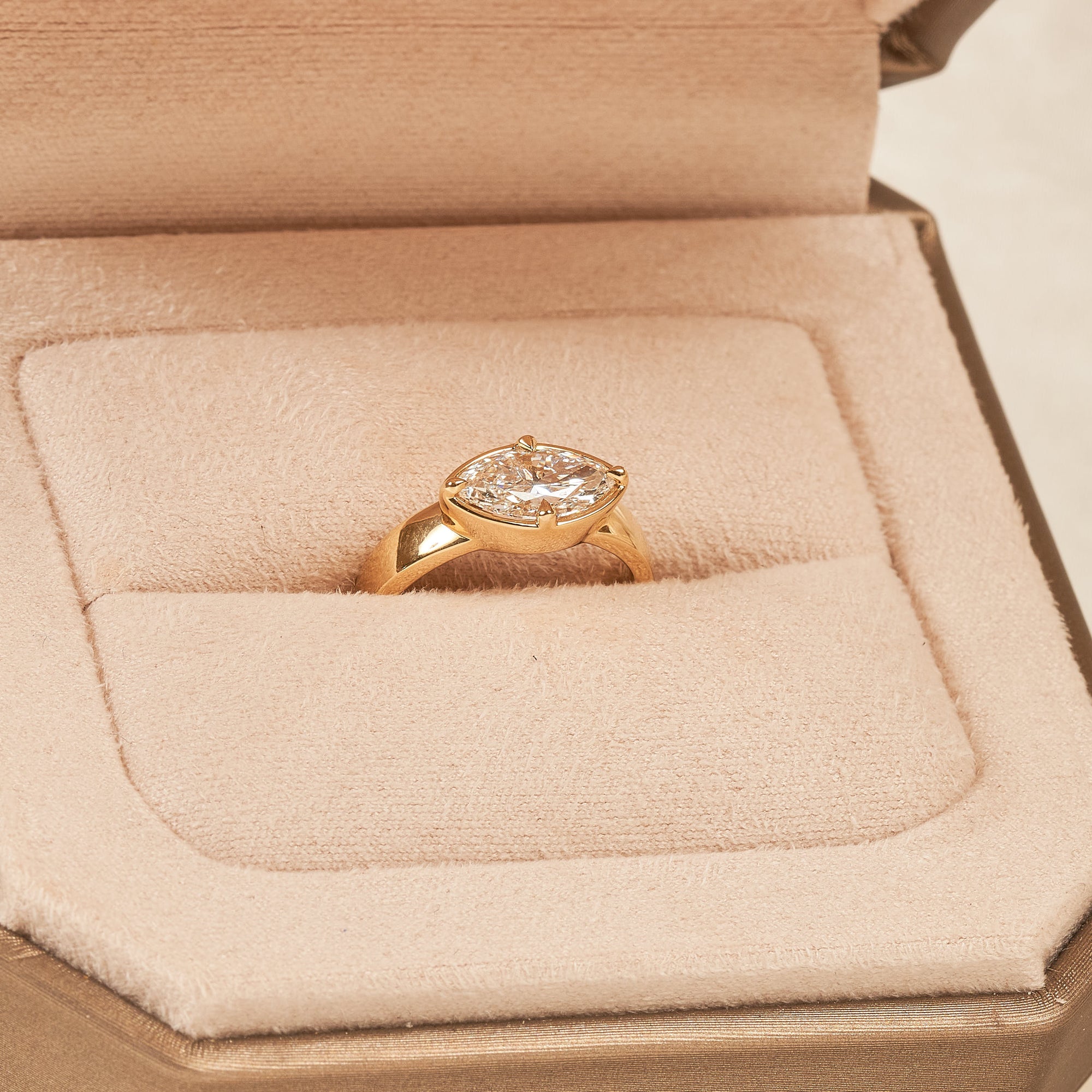 Eloise - In Stock - Marquise Chunky Lab Grown Diamond Pink Ring - 18K Yellow Gold - 1,02 ct