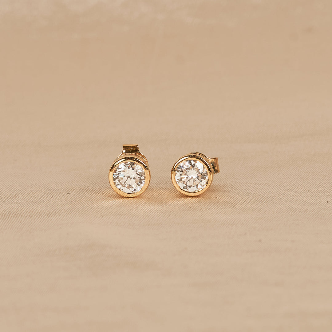 Ellie - In Stock - Round Brilliant Bezel Lab Grown Diamond Stud Earrings - 18K Yellow Gold - 1,07 ct