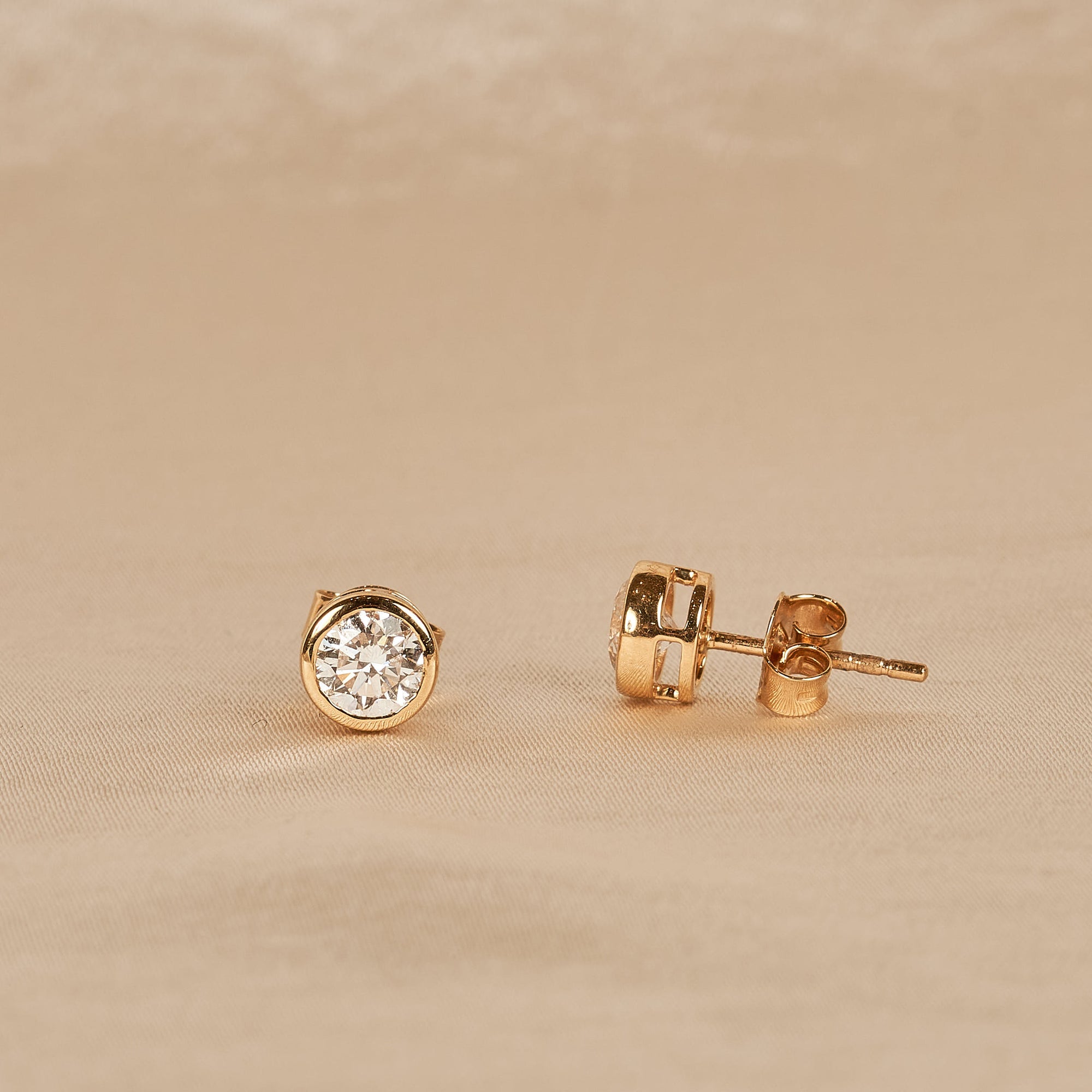 Ellie - In Stock - Round Brilliant Bezel Lab Grown Diamond Stud Earrings - 18K Yellow Gold - 1,07 ct