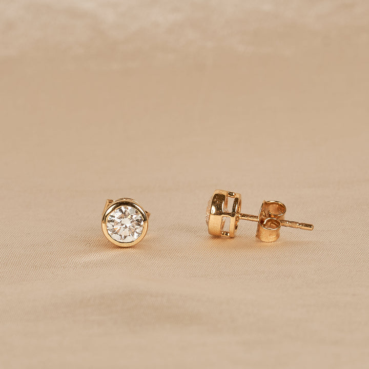 Ellie - In Stock - Round Brilliant Bezel Lab Grown Diamond Stud Earrings - 18K Yellow Gold - 1,07 ct