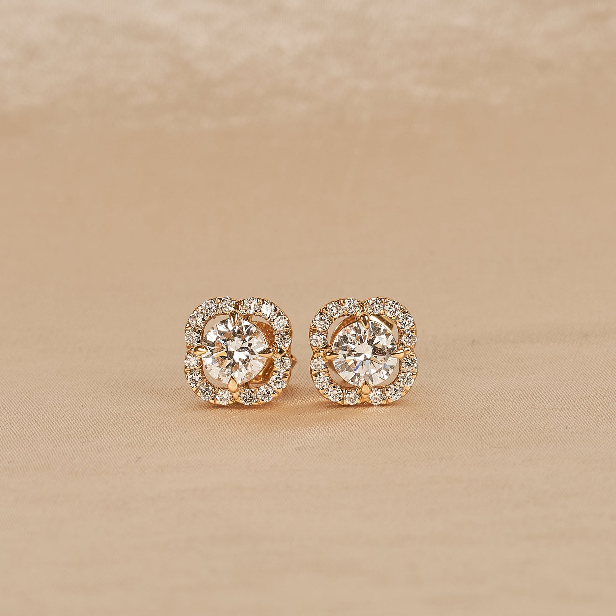 Alexa - In Stock - Round Brilliant Flower Lab Grown Diamond Stud Earrings - 18K Yellow Gold - 1,51 ct