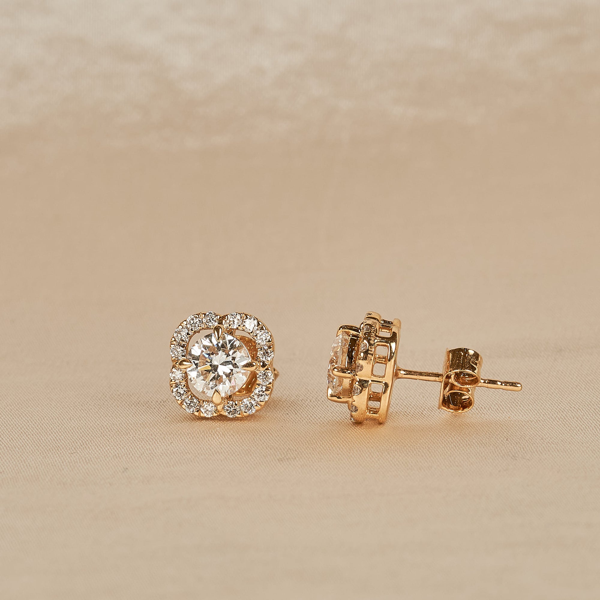 Alexa - In Stock - Round Brilliant Flower Lab Grown Diamond Stud Earrings - 18K Yellow Gold - 1,51 ct