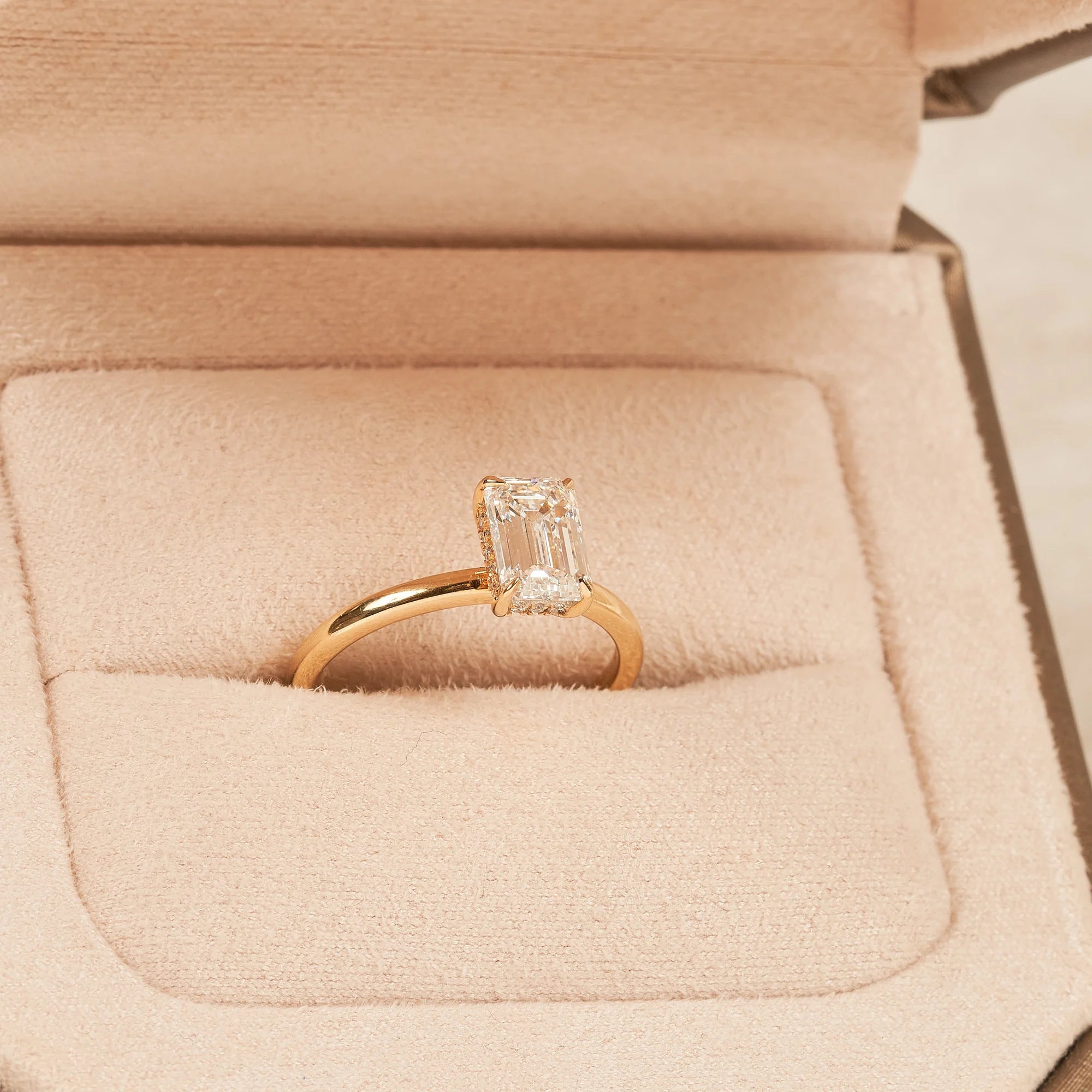 Lisa - In Stock - Emerald Lab Grown Diamond Ring Solitair with Hidden Halo