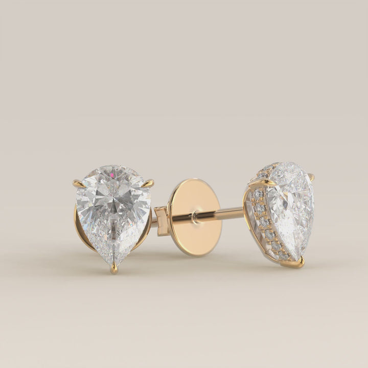 Stud oorbellen peer lab grown diamant met hidden halo, geelgoud