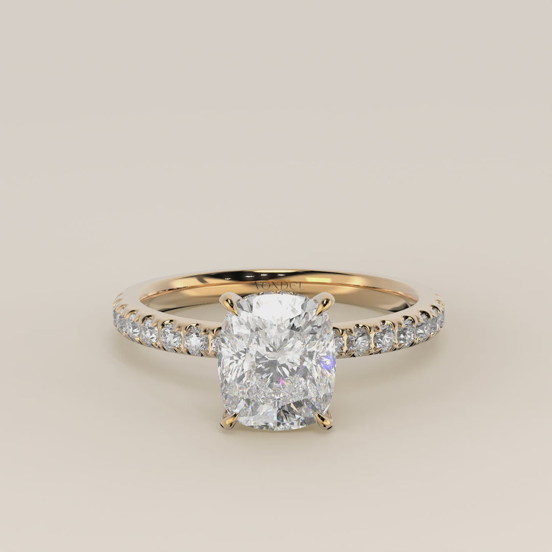 Verlovingsring elongated cushion lab grown diamant met hidden halo en pave band, geelgoud