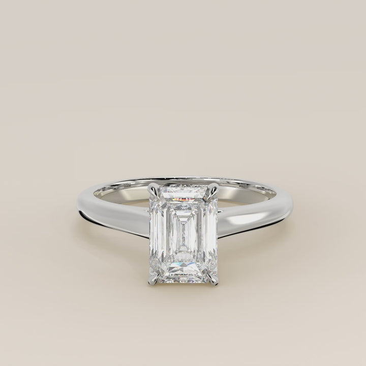 Verlovingsring emerald lab grown diamant met cathedral setting en hidden halo, witgoud