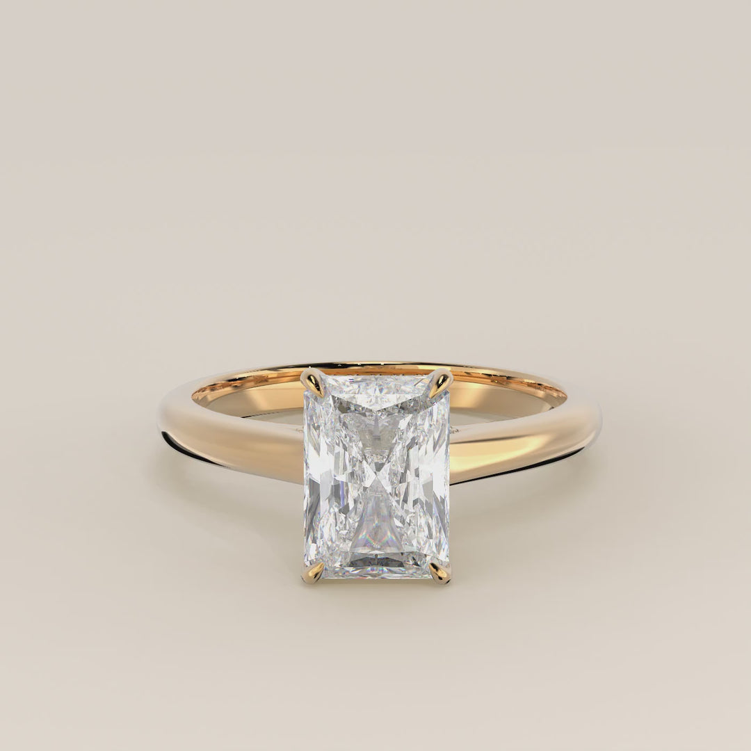 Verlovingsring radiant lab grown diamant met cathedral setting, hidden halo en diamond bridge, geelgoud