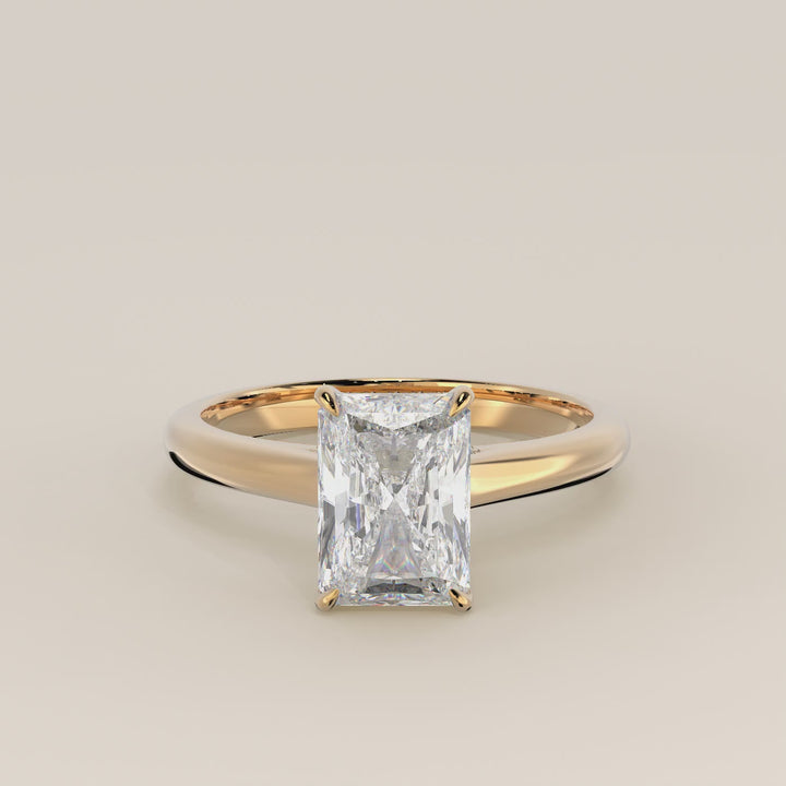 Verlovingsring radiant lab grown diamant met cathedral setting, hidden halo en diamond bridge, geelgoud