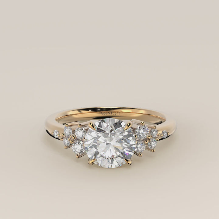 Verlovingsring rond lab grown diamant met hidden halo en lage zetting, geelgoud