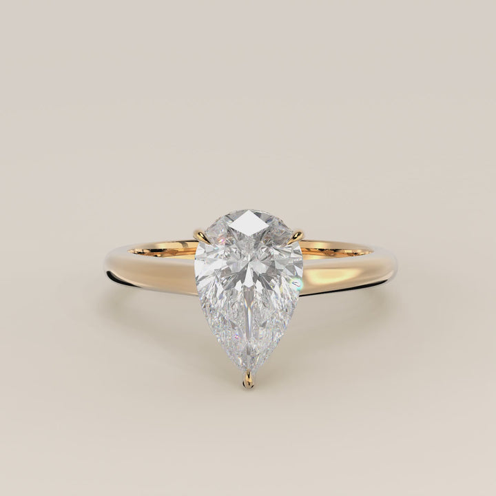 Verlovingsring peer lab grown diamant met cathedral setting, hidden halo en diamond bridge, geelgoud