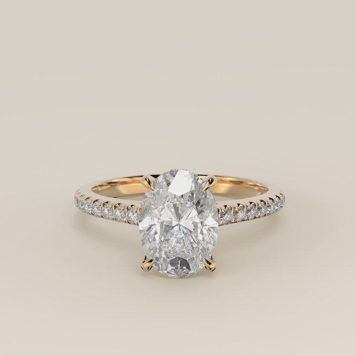 Verlovingsring ovaal lab grown diamant met cathedral zetting, pave band en hidden halo, geelgoud