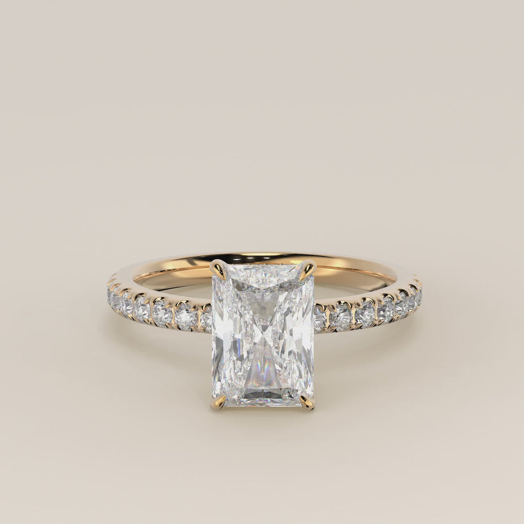 Verlovingsring radiant lab grown diamant met hidden halo en pave band, geelgoud