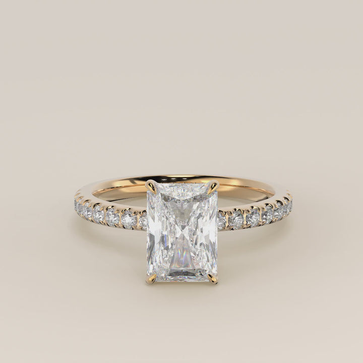 Verlovingsring radiant lab grown diamant met hidden halo en pave band, geelgoud