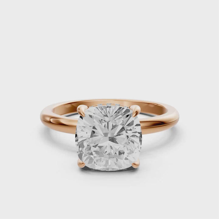 Kelly- Solitaire Cushion Ring met Hidden Halo