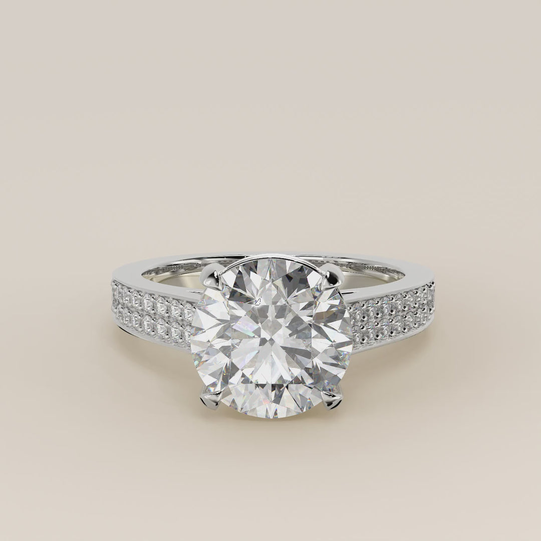 Verlovingsring rond lab grown diamant met brede pave band, cathedral setting en hidden halo, witgoud
