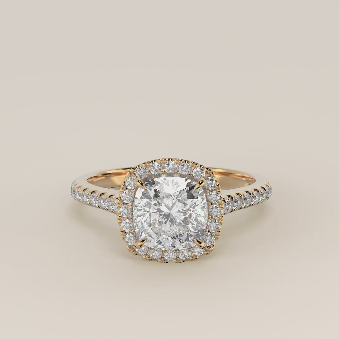 Verlovingsring cushion lab grown diamant met halo en pave band, geelgoud
