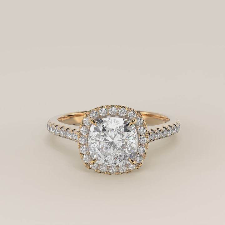 Verlovingsring cushion lab grown diamant met halo en pave band, geelgoud