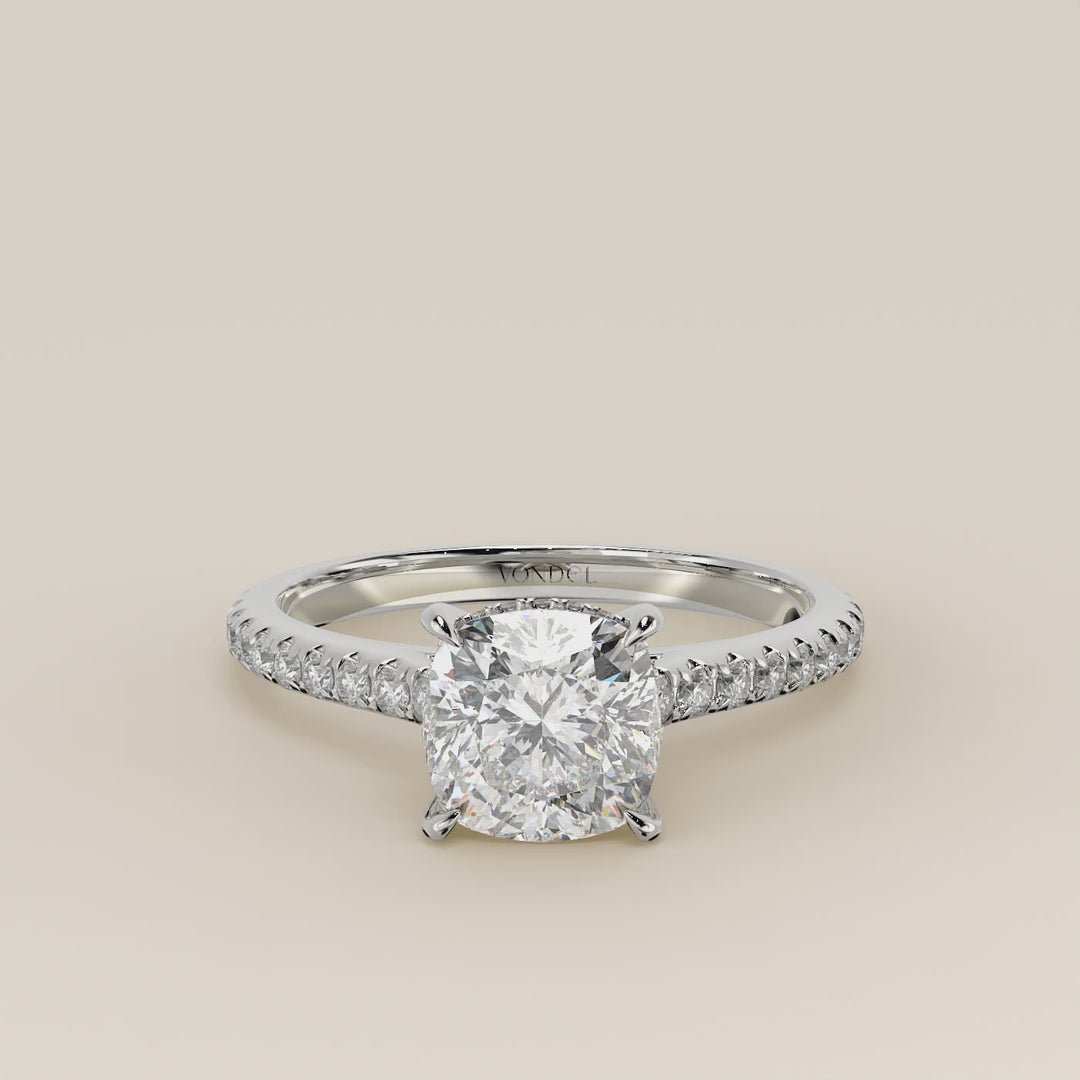 Verlovingsring cushion lab grown diamant met cathedral zetting, pave band en hidden halo, witgoud