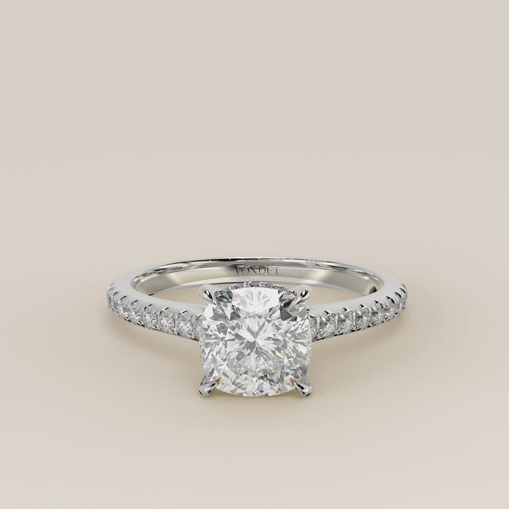 Verlovingsring cushion lab grown diamant met cathedral zetting, pave band en hidden halo, witgoud