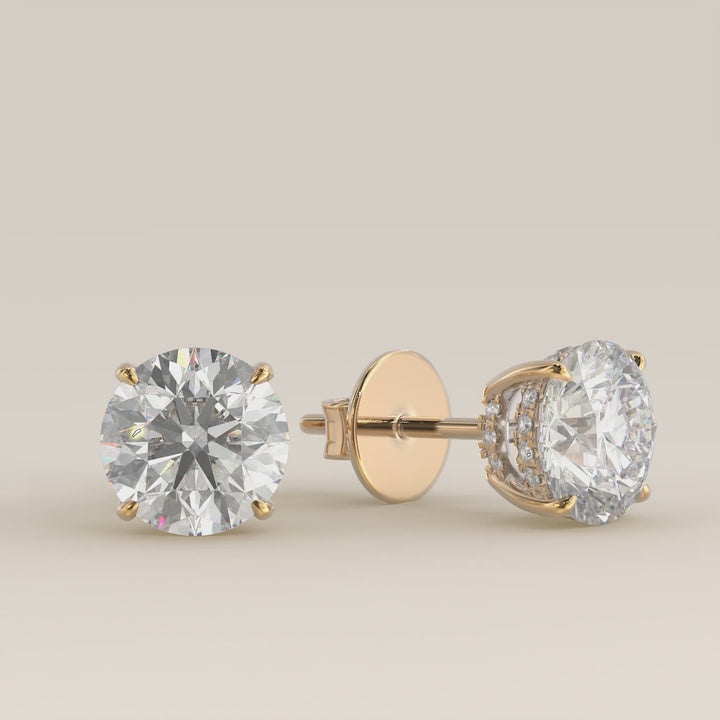 Round lab grown diamanten stud oorbellen met dubbele hidden halo en basket setting, geelgoud