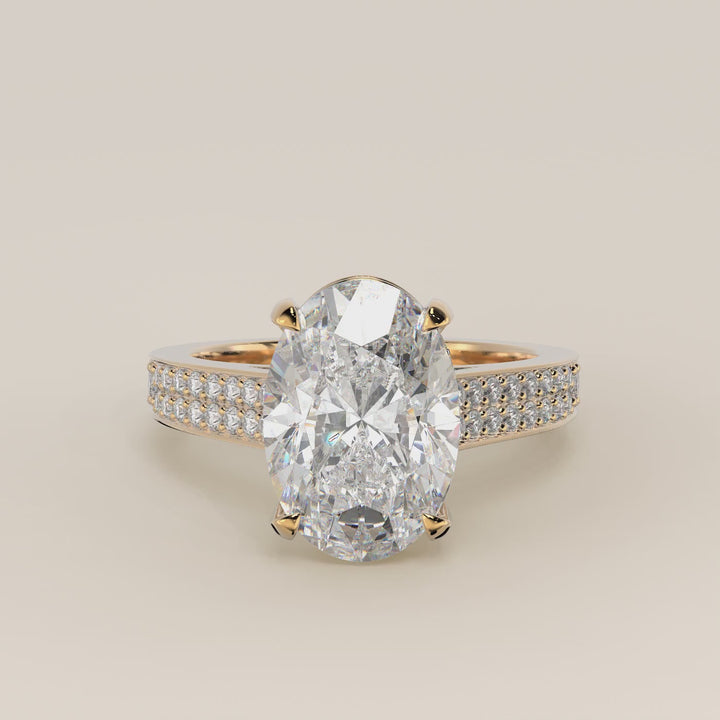 Verlovingsring ovaal lab grown diamant met brede pave band, cathedral setting en hidden halo, geelgoud