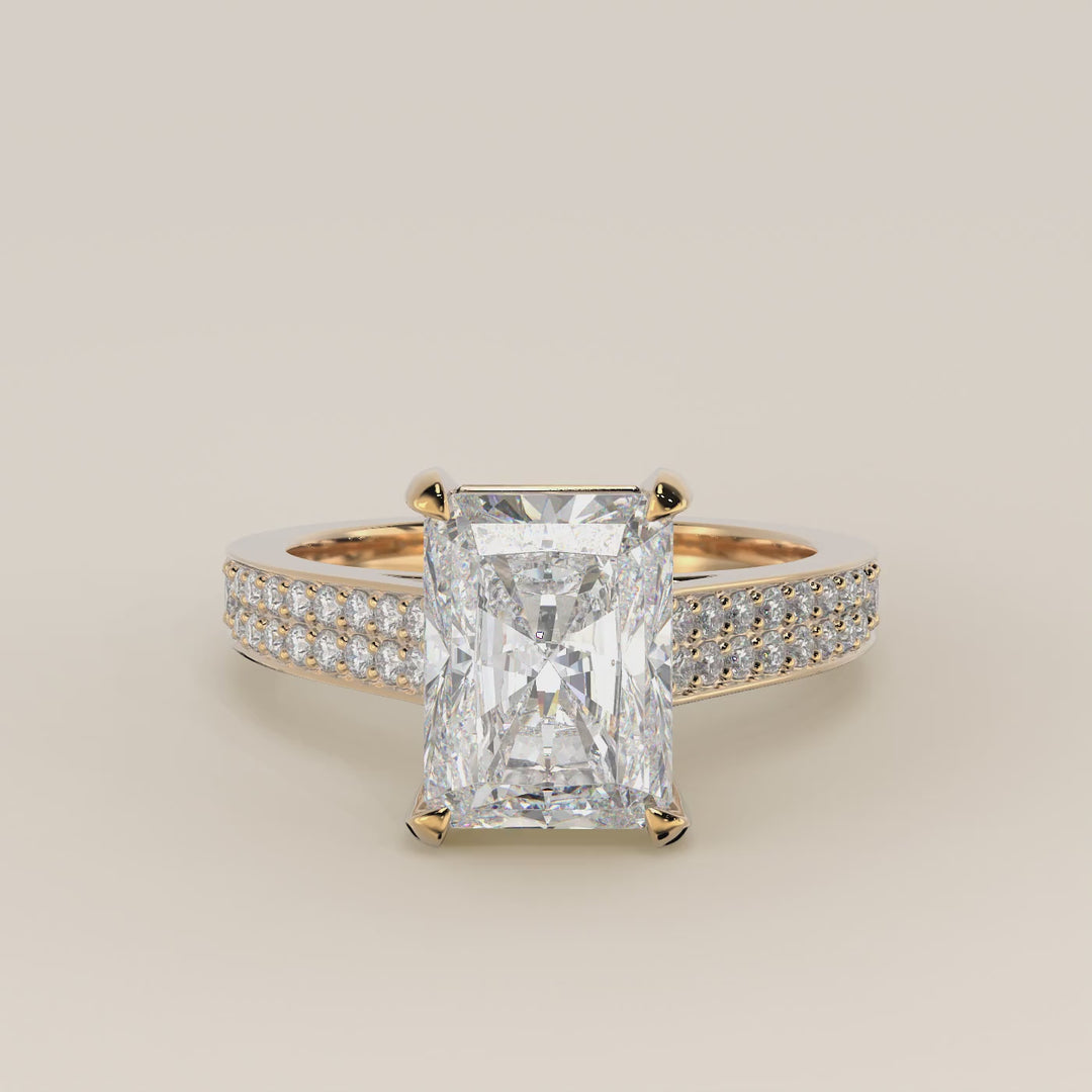 Verlovingsring radiant lab grown diamant met brede pave band, cathedral setting en hidden halo, geelgoud