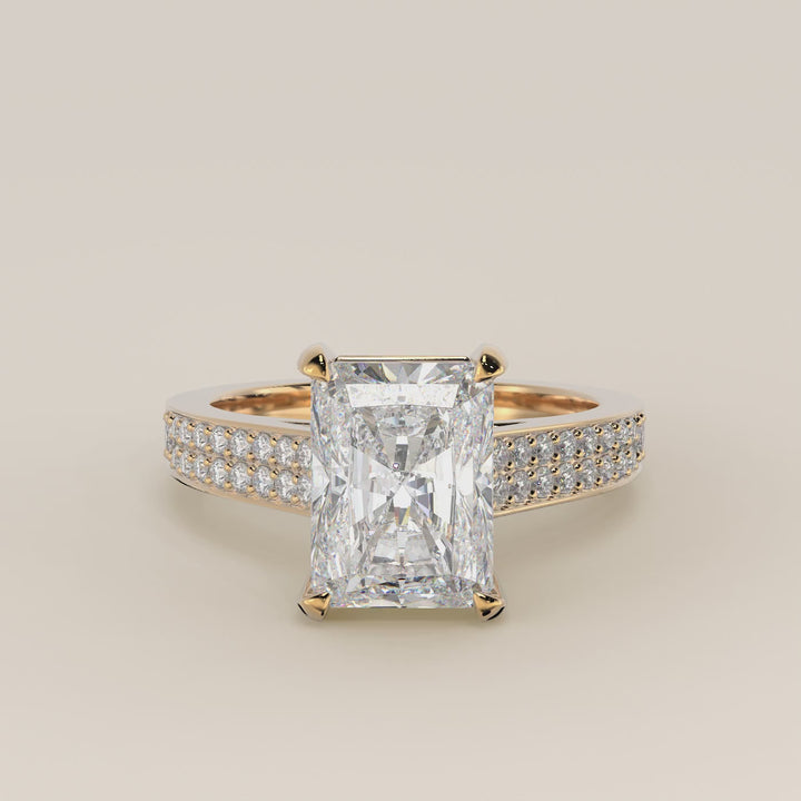 Verlovingsring radiant lab grown diamant met brede pave band, cathedral setting en hidden halo, geelgoud