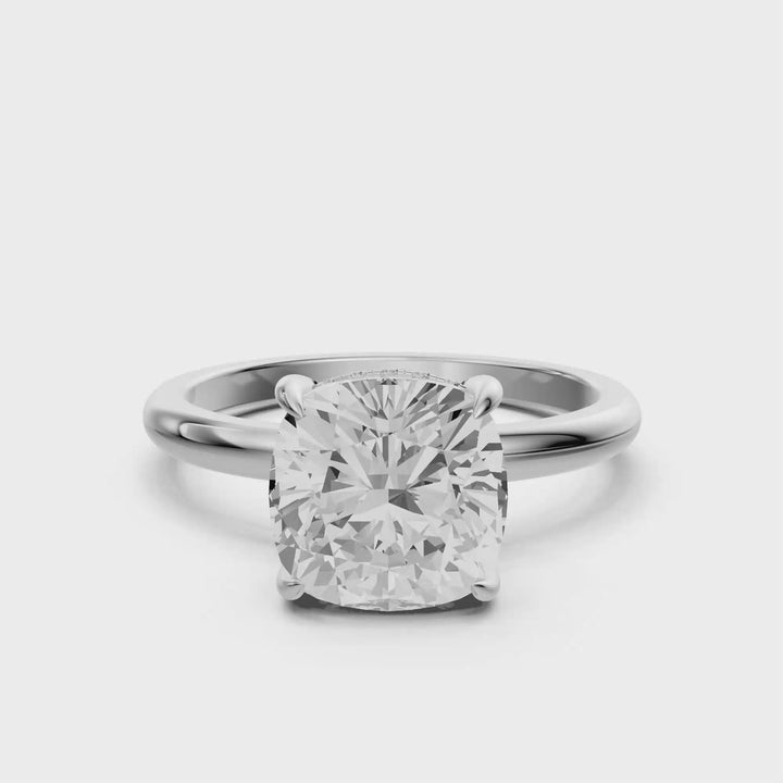 Kelly- Solitaire Cushion Ring met Hidden Halo