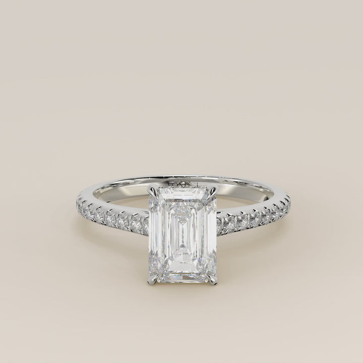 Verlovingsring emerald lab grown diamant met cathedral zetting, pave band en hidden halo, witgoud