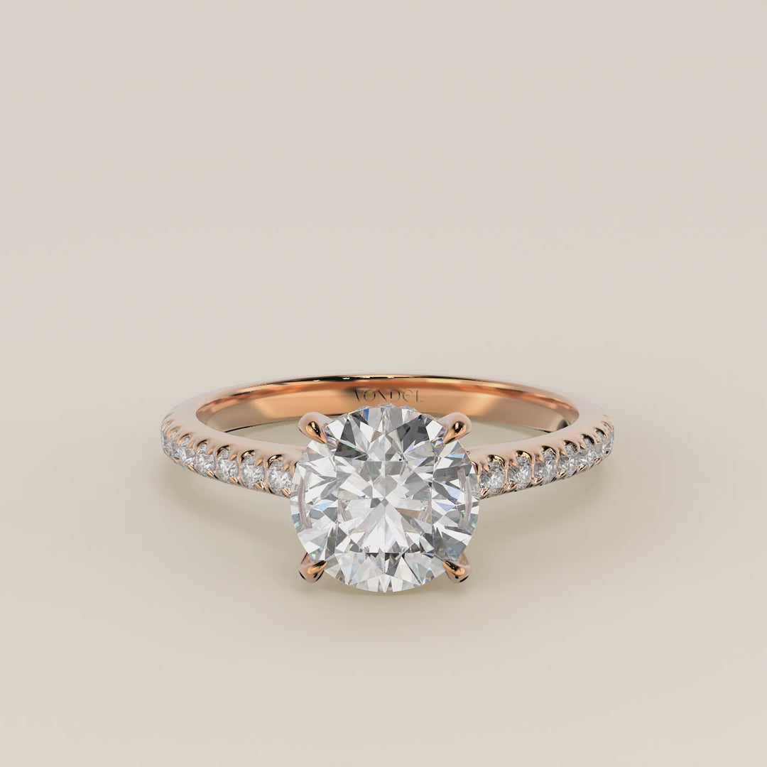 Verlovingsring rond lab grown diamant met cathedral zetting, pave band en hidden halo, rosegoud