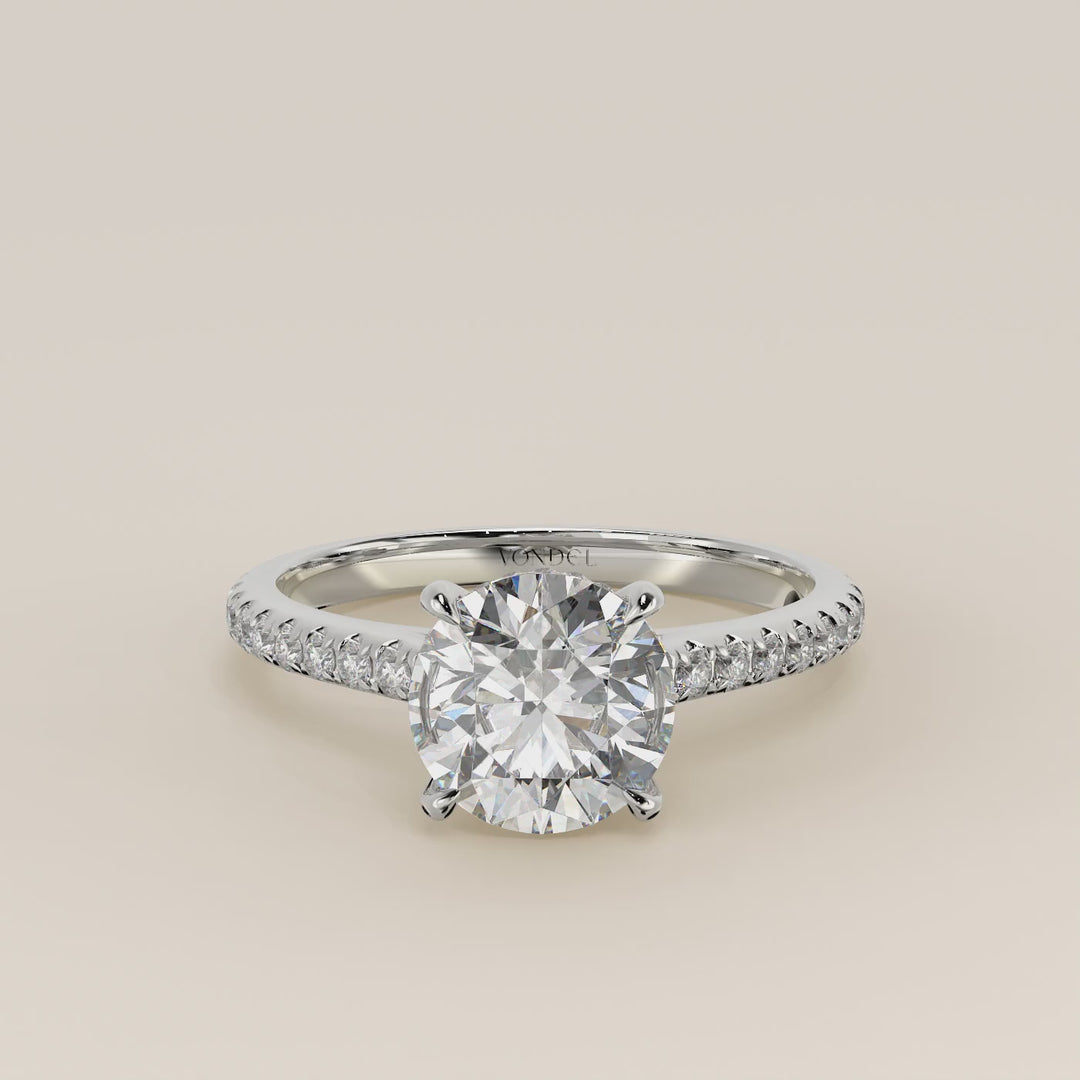 Verlovingsring rond lab grown diamant met cathedral zetting, pave band en hidden halo, witgoud