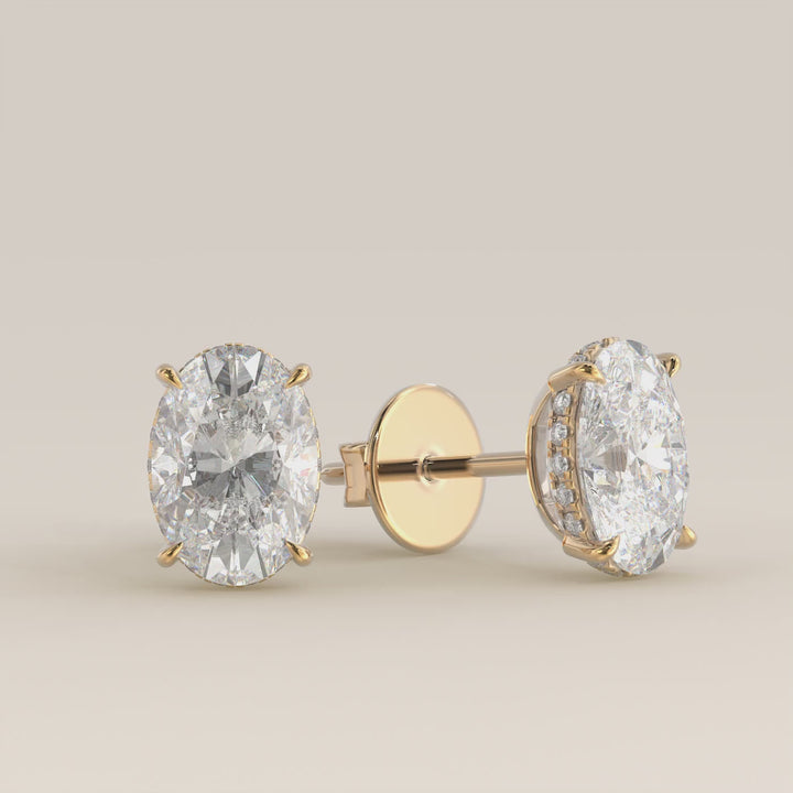 Stud oorbellen ovaal lab grown diamant met hidden halo, geelgoud