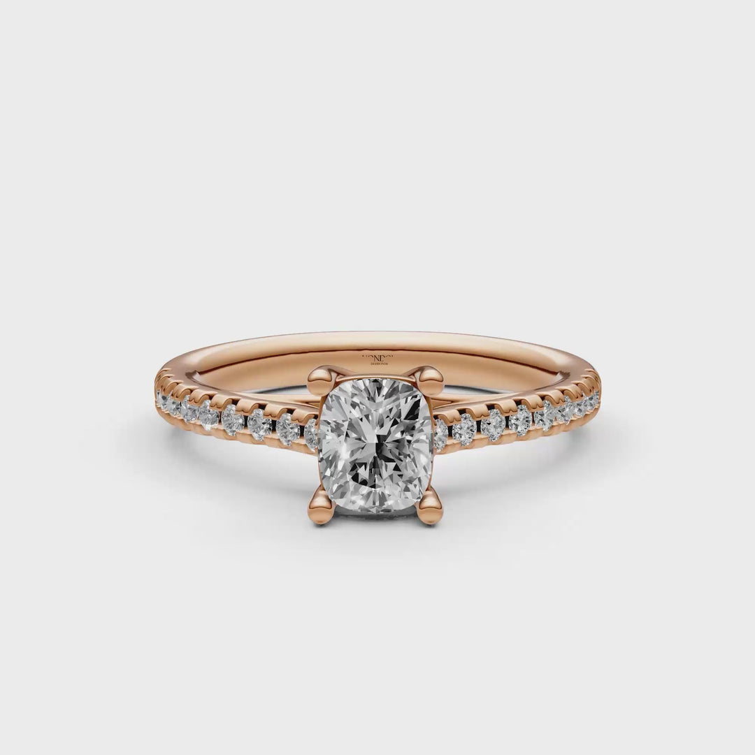 Solitair Elongated Cushion Crossover Ring met Pavé Band